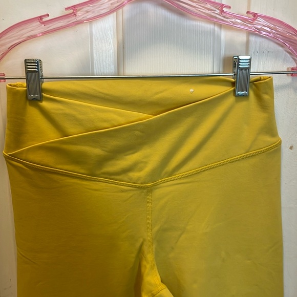 Old Navy Active NWOT Powerchill Extra High-Rise Leggings -  Yellow - Medium - Picture 4 of 8